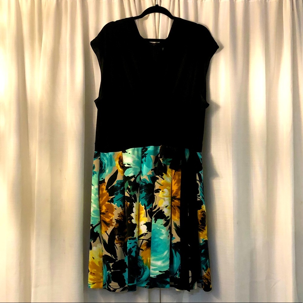 Sleeveless faux wrap dress w floral skirt, pockets